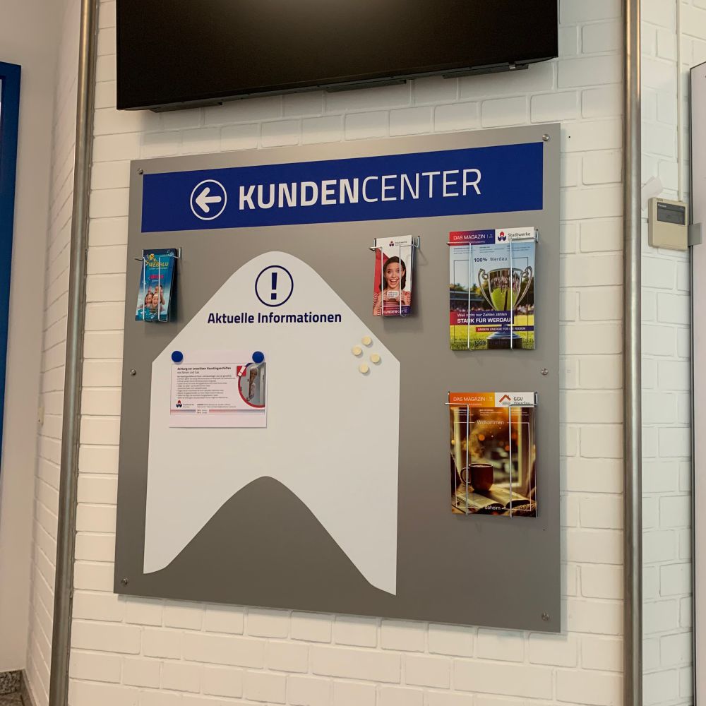 Info-Wand mit Whiteboardtafel