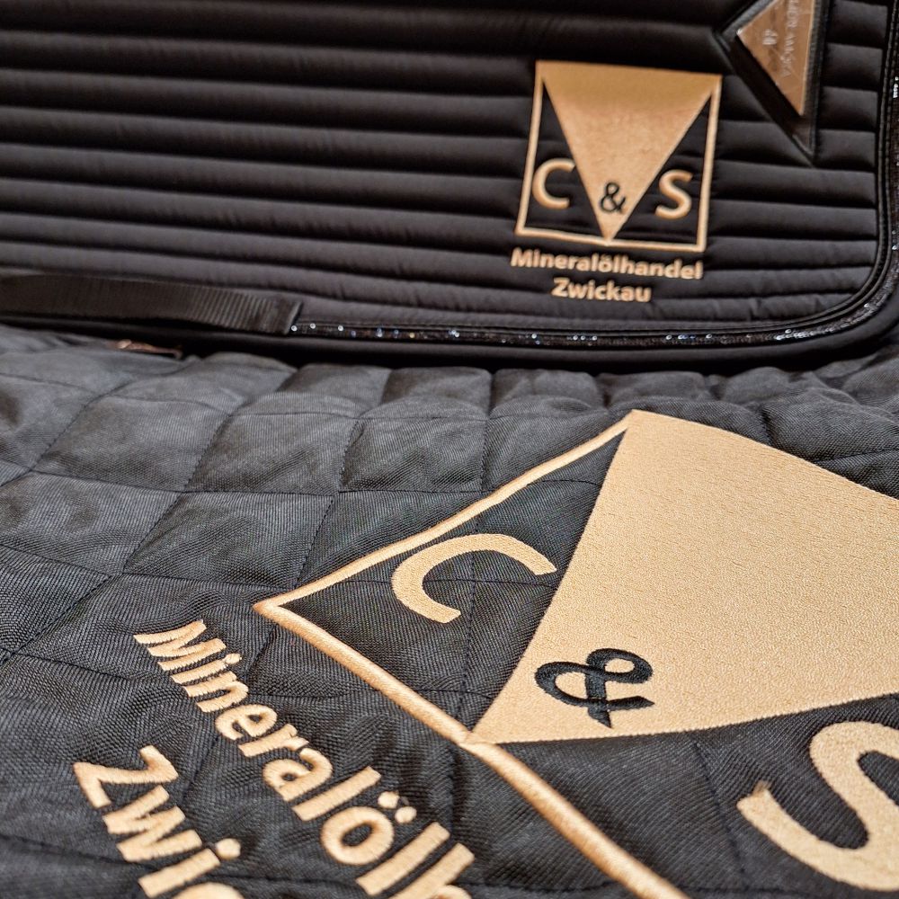 Bestickung von Pferdedecken