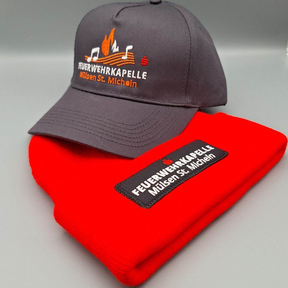 Basecaps und Strickmützen